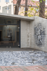 Autory kaple jsou architekti z ateliéru JIRSA – ARCHITEKTI, kteří ji navrhli z pohledového betonu. (Kaple v Praze-Záběhlicích; JIRSA – ARCHITEKTI)