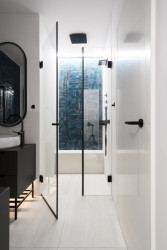 Koupelna s modrou keramikou (Rekonstrukce bytu na Vinohradech, Obliqo )