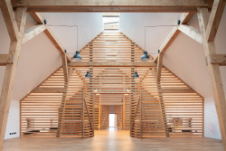 Hřebenem krovu vede pásový světlík, vše je tak rovnoměrně prosvětleno.