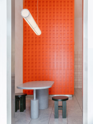 Společný betonový stůl vytváří přirozené místo pro setkávání návštěvníků. (The Kimchi; SOA architekti)