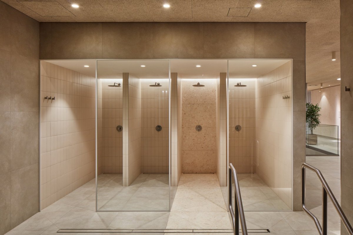 Wellness centrum lázní Aurora v Třeboni, Plus One Architects: Použily béžové dlaždice, drcený kámen a dřevo.