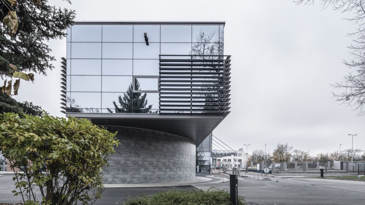 Na nových objek­tech administrativní budovy ČEPS je pou­ži­tý sys­tém pro­skle­né struk­tu­rál­ní fasády s troj­sklem - Rey­naers CW50-SC.