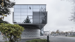 Na nových objek­tech administrativní budovy ČEPS je pou­ži­tý sys­tém pro­skle­né struk­tu­rál­ní fasády s troj­sklem - Rey­naers CW50-SC.