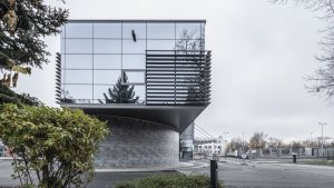 Na nových objek­tech administrativní budovy ČEPS je pou­ži­tý sys­tém pro­skle­né struk­tu­rál­ní fasády s troj­sklem - Rey­naers CW50-SC.
