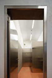 Pohled do sociálního zázemí knihovny (Knihovna v Červeném Kostelci; Papundekl architekti)