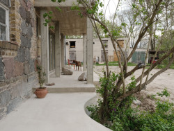 K domu byla přistavena venkovní zastřešená terasa. Má i konstrukční význam.