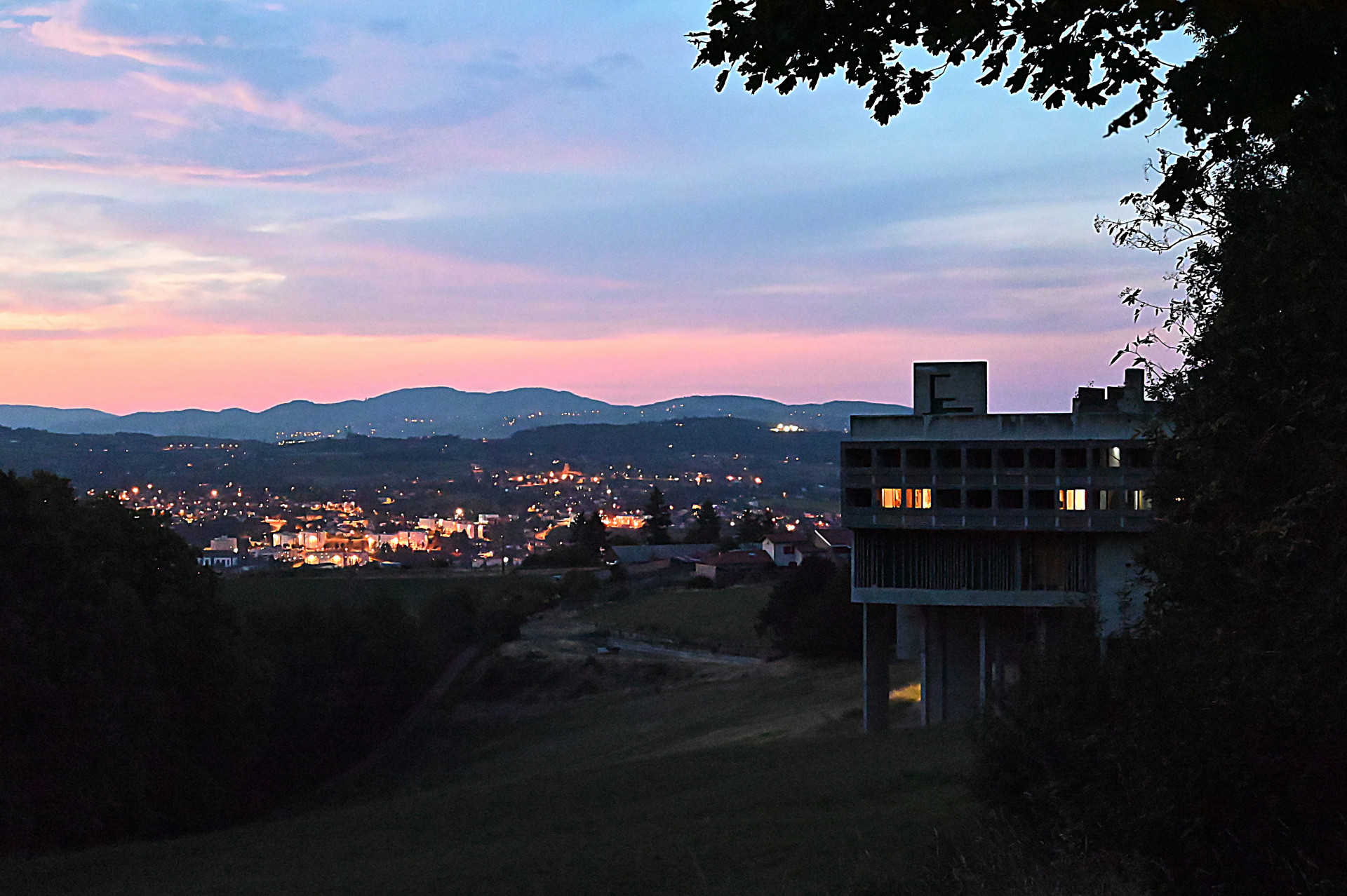 Le Corbusier ale všemu dominuje. „Neumím si představit jaké to je, zavřít se na celý život do kláštera. Ale pokud někde, tak v klášteře z betonu,“ říká autor fotek Nikola Šmoldas.