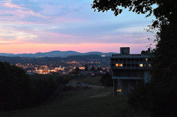 Le Corbusier ale všemu dominuje. „Neumím si představit jaké to je, zavřít se na celý život do kláštera. Ale pokud někde, tak v klášteře z betonu,“ říká autor fotek Nikola Šmoldas.