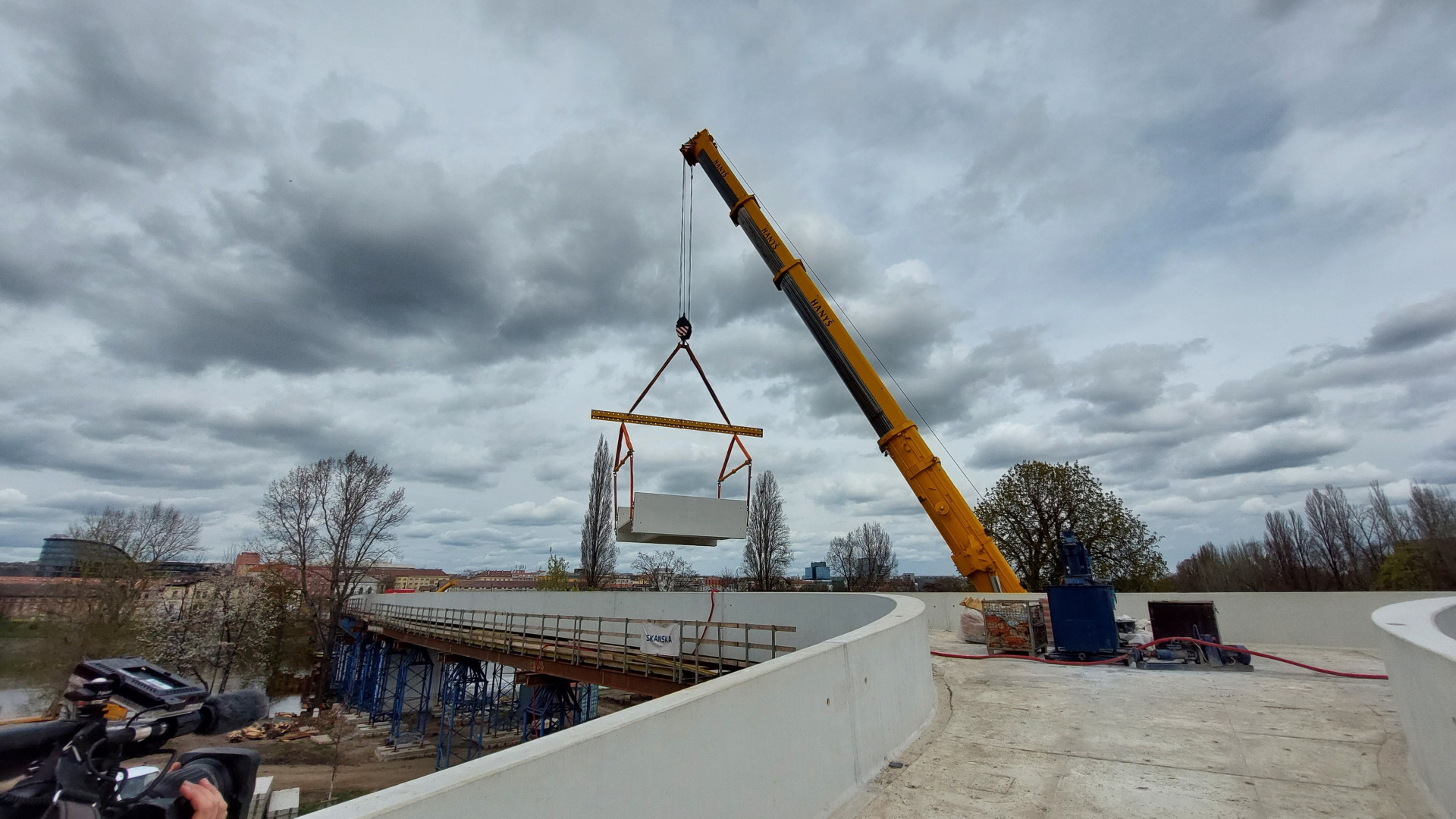 Tři sta metrů dlouhá lávka pro pěší a cyklisty, která spojí Holešovice s Karlínem, se otevře začátkem léta