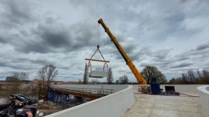 Tři sta metrů dlouhá lávka pro pěší a cyklisty, která spojí Holešovice s Karlínem, se otevře začátkem léta