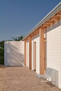 Víkendový dům "Das Glashaus" v Německu, Sigurd Larsen: Soukromí směrem od ulice zajišťuje prohnutá stěna.