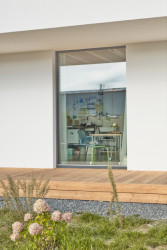 Velké skleněné plochy propojují dům se zahradou a vpouští dostatek světla. (Chytrý dům v Dobříši, 0,5 Studio)