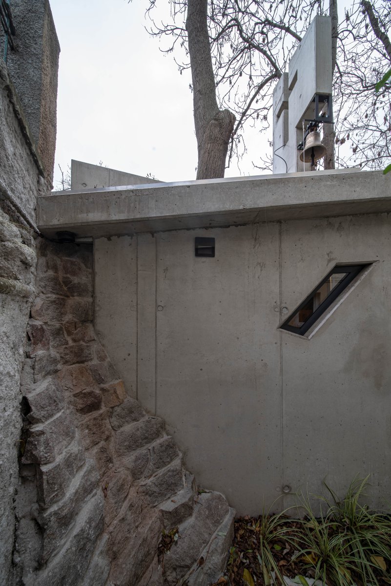 Detail místa, které svádí vodu ze střechy do koryta. (Kaple v Praze-Záběhlicích; JIRSA – ARCHITEKTI)