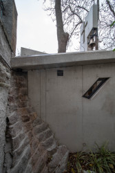 Detail místa, které svádí vodu ze střechy do koryta. (Kaple v Praze-Záběhlicích; JIRSA – ARCHITEKTI)