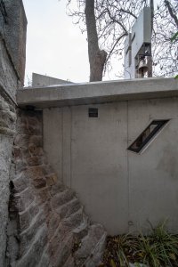 Detail místa, které svádí vodu ze střechy do koryta. (Kaple v Praze-Záběhlicích; JIRSA – ARCHITEKTI)