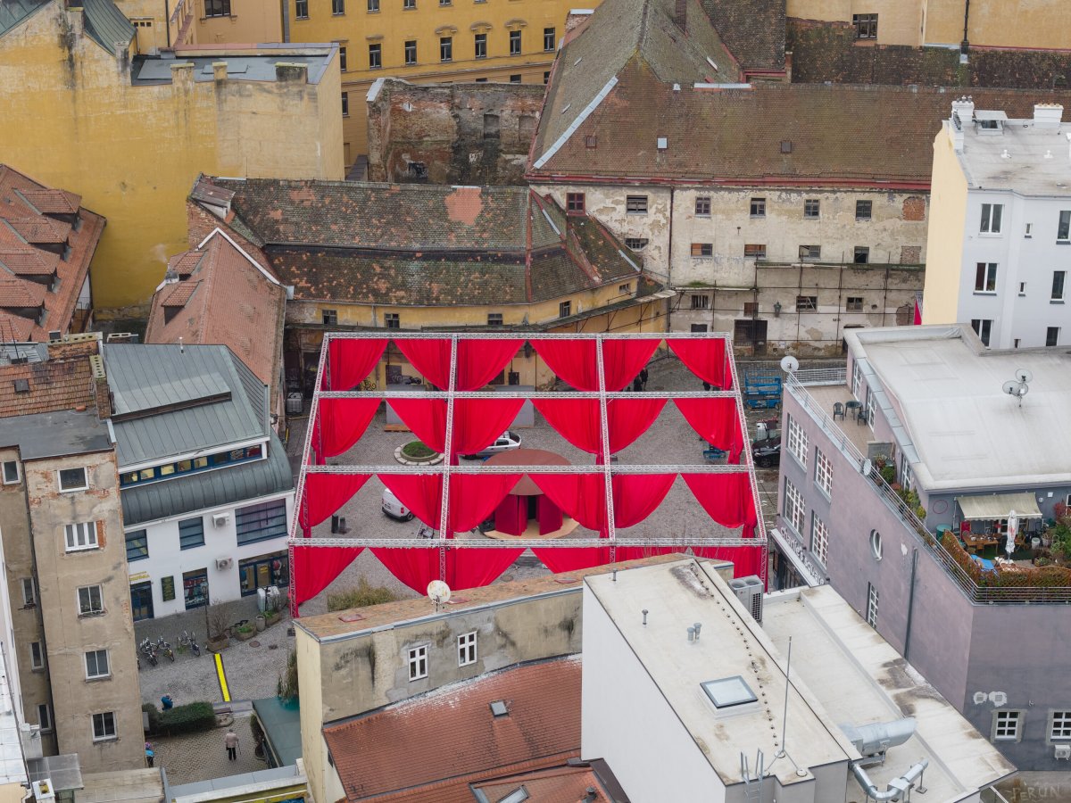 ...která se na konci rozšíří do něčeho mezi vnitroblokem a parkovištěm. (Peer Collective a Kateřina Šedá, Festival vánočních zlozvyků)