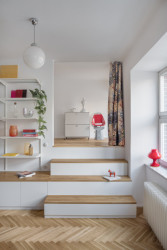 Repasovaná závěsná svítidla – koule na chromových tyčích  (Rekonstrukce bytu Žižkov, NOMAARCH)