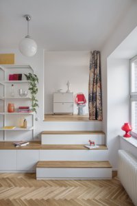 Repasovaná závěsná svítidla – koule na chromových tyčích  (Rekonstrukce bytu Žižkov, NOMAARCH)