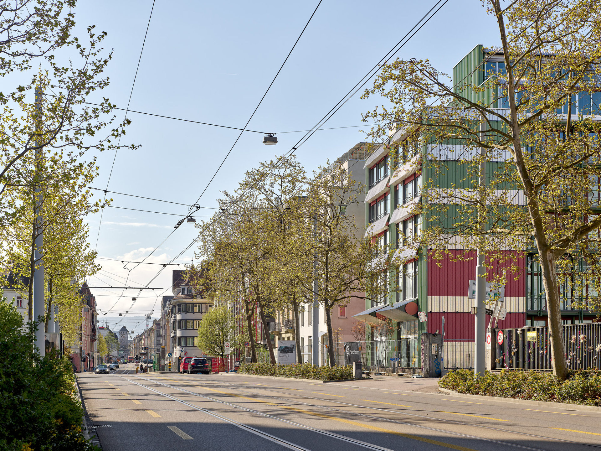 Z betonového skladu se stal bytový dům. (Konverze sladu vína na komunitní bydlení; Esch Sintzel Architekten)