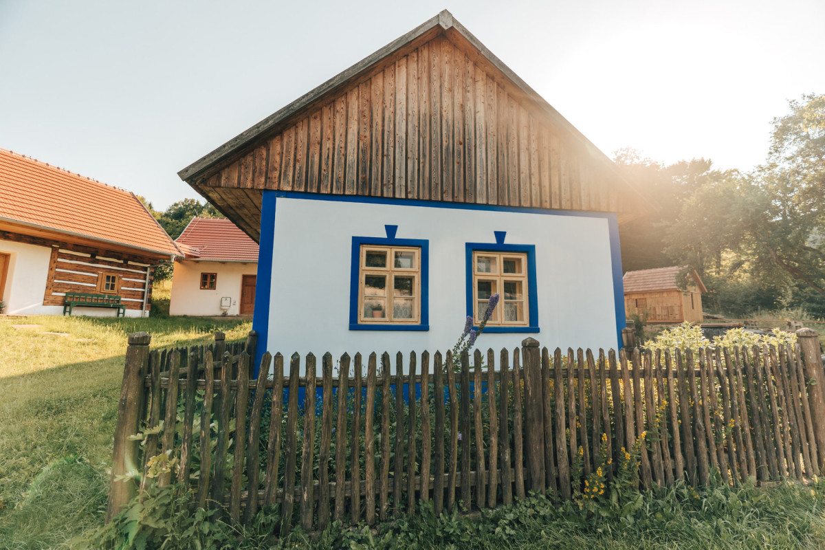 Obnovená hliněná Janúšova chalupa (Obnova Janúšovy usedlosti na Žítkové; Hlinaři)
