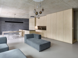 Obývací pokoj s lustrem Bomma (Vila Troja, Stempel & Tesar architekti)