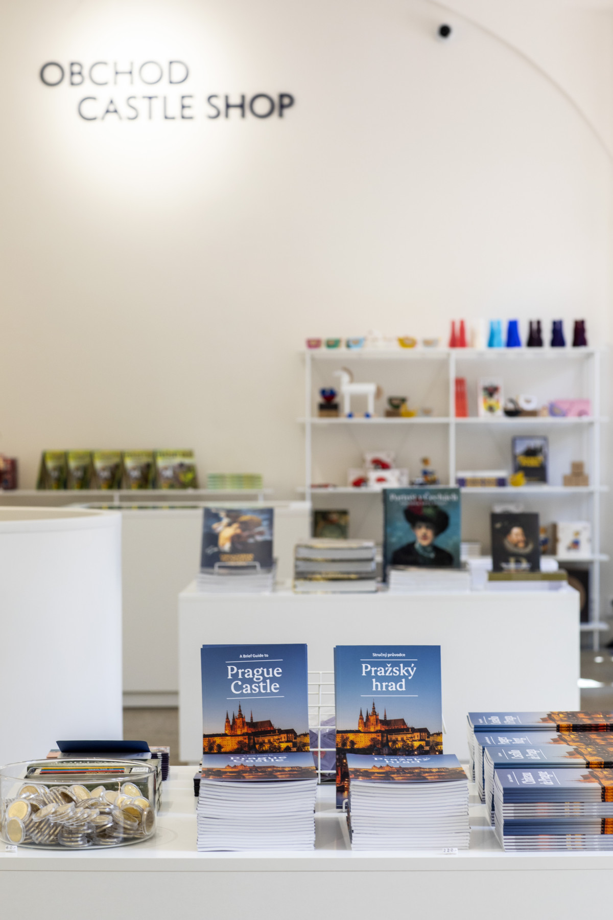 Na Pražském hradě se letos otevřel nový Design Shop podle návrhu designéra Miroslava Nachlingera. (Design Shop Pražského hradu; Miroslav Nachlinger)