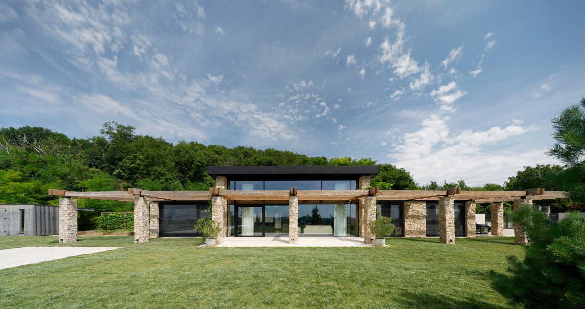 Zahradní průčelí vily (Villa VICUS v Nitře; sebastian nagy architects)