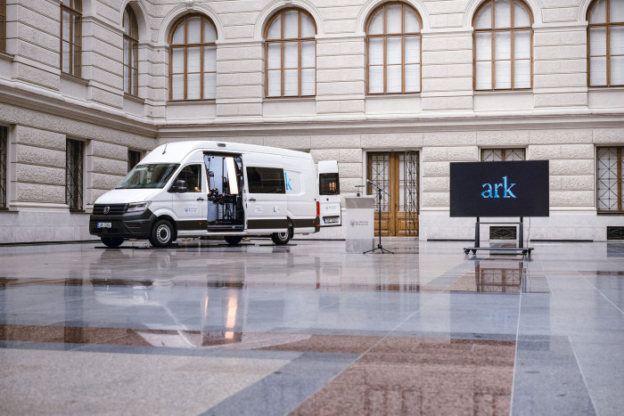 Mobilní digitalizační stanice Archa III vyslaná na Ukrajinu umožňuje přímo v terénu vytvářet detailní 3D záznamy ohrožených památek a sbírkových předmětů. (Archa III; Národní muzeum)