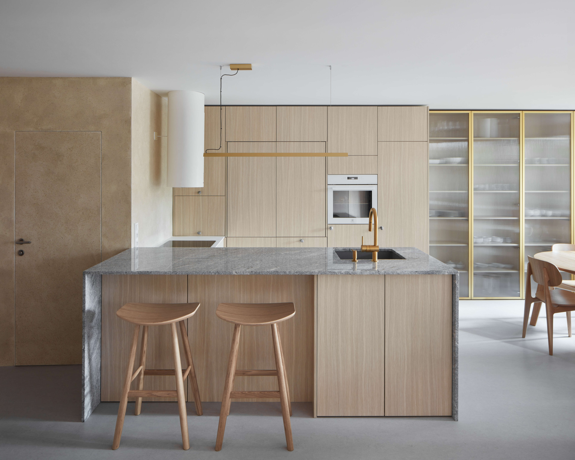 Architekta Iva Hájková říká, že v bytě usilovala o použití přírodních materiálů „v jejich přirozené a jemné podobě“. (Byt u Divoké Šárky v Praze, Iva Hájková Studio)