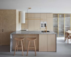 Architekta Iva Hájková říká, že v bytě usilovala o použití přírodních materiálů „v jejich přirozené a jemné podobě“. (Byt u Divoké Šárky v Praze, Iva Hájková Studio)