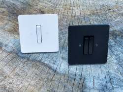 AVANT v černém i bílém provedení, jedno i dvojspínač.