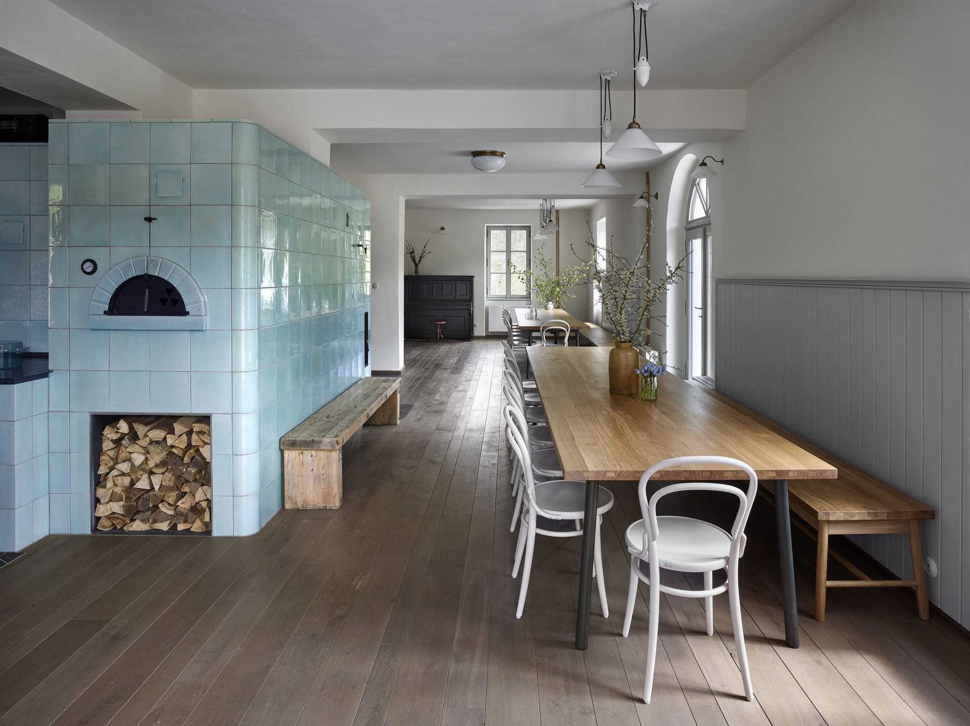 V obytné budově se v přízemí nachází společenská místnost propojená s kuchyní, jejíž dominantou jsou polyfunkční kachlová kamna. V patrech jsou situovány apartmány a společné pokoje, vybavené kombinací repasovaného historického nábytku a nových prvků na míru s historizujícím charakterem. Ubytovací kapacita objektu činí 30 lůžek. Součástí areálu je také glampingová maringotka pro tři osoby.