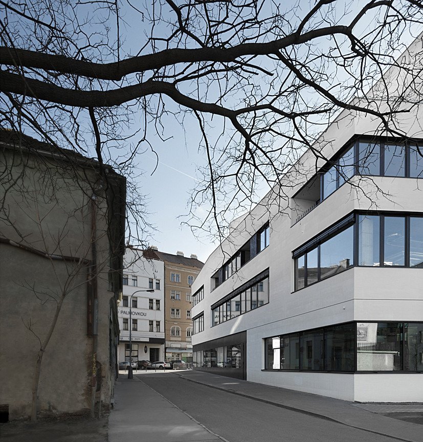 Aulík Fišer architekti realizovali polyfunkční dům v Libni, který reaguje na urbanisticky nejednotnou městskou zástavbu