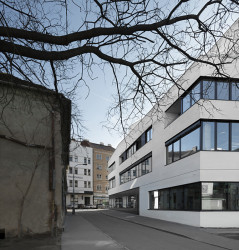 Aulík Fišer architekti realizovali polyfunkční dům v Libni, který reaguje na urbanisticky nejednotnou městskou zástavbu