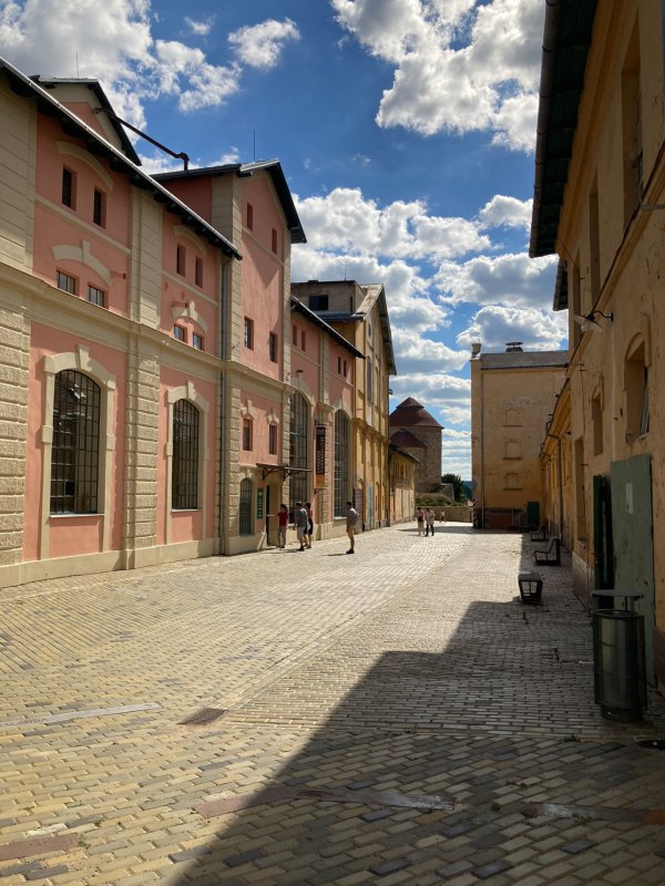 Z pivovaru enotéka – velmi netradiční řešení interiéru a soudobé detaily vás zaujmou alespoň tolik, co místní nabídka vína. Foto: Klára Koldová