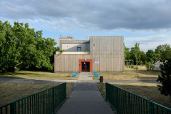 Rozšíření modulární školy Praha - Petrovice, Starý & Partner: Architektonické řešení vstupu