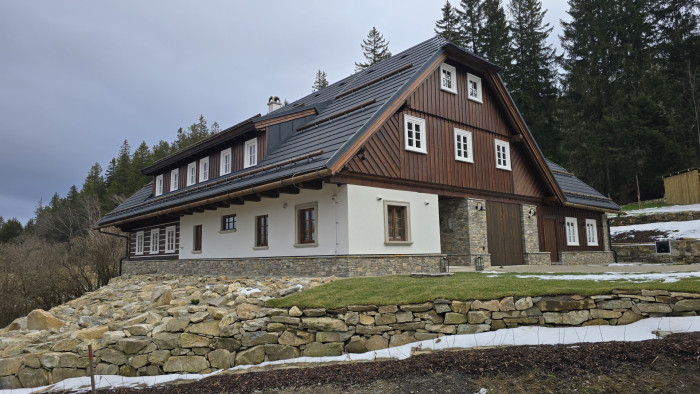 Firma Roubenky Roubal je český výrobce roubených staveb, který je na trhu od roku 2010.