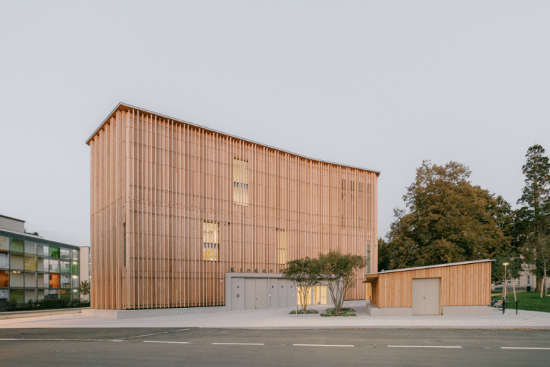Nachází se v rakouském městě St. Pölten. (KinderKunstLabor; studio Schenker Salvi Weber)