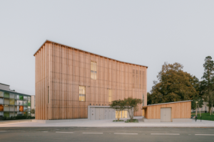 Nachází se v rakouském městě St. Pölten. (KinderKunstLabor; studio Schenker Salvi Weber)