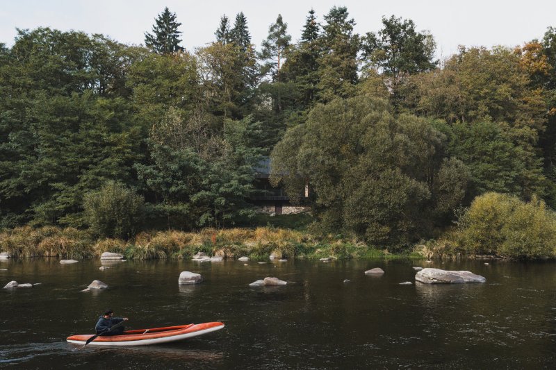 Před světem téměř skrytá (Chata u Sázavy mezi skálou a řekou; Mimosa Architekti)