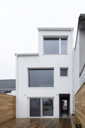 Dům je to nepřehlédnutelný, dodržuje však klíčová pravidla k tomu, aby se současně stal přirozenou součástí zastavěného prostředí obce. (Rodinný dům v Senici na Hané, TŘI.ČTRNÁCT architekti)