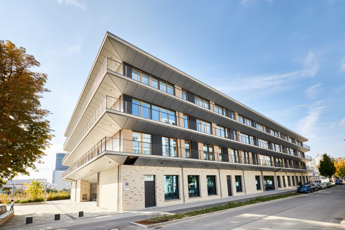 Škola v mnichovské čtvrti Werksviertel v Německu s fasádou z vláknocementových panelů Swisspearl Patina.