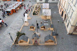 Jsou tu malé hrací stánky...