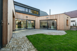 Rodinný dům v Bystřici nad Perštejnem, studio AEIOU: Střední trakt domu završuje sedlová střecha s vikýři