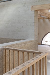 Přírodní, rozložitelné, ale také s citem pro krásu a detail. (Rekonstrukce bývalých železničních dílen; ASSEMBLE, Atelier Luma, BC Architects )