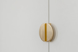 Zaoblené detaily nás provází celým interiérem. (Byt v Karlíně; momentura)