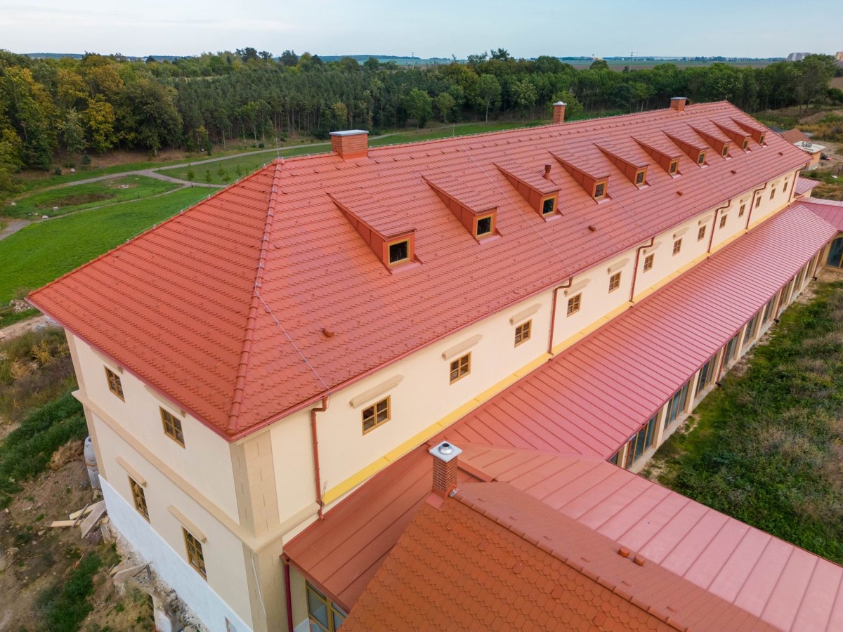 Řád bosých karmelitek proměňuje zemědělský statek v Drastech na své nové sídlo.
