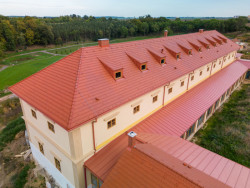 Řád bosých karmelitek proměňuje zemědělský statek v Drastech na své nové sídlo.