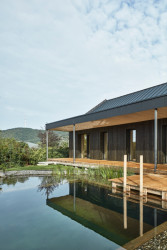 Terasa sousedí s koupacím jezírkem. (Dům ve Vraném nad Vltavou, 0,5 Studio)