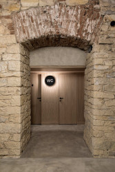 Interiér vinárny WineList od studia Collarch